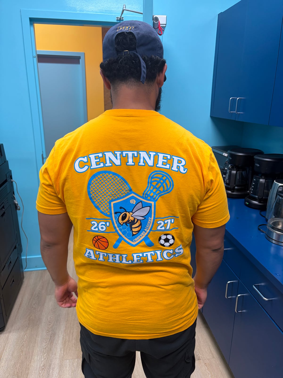 Camiseta amarilla con diseño DTF "Centner Athletics" en la espalda