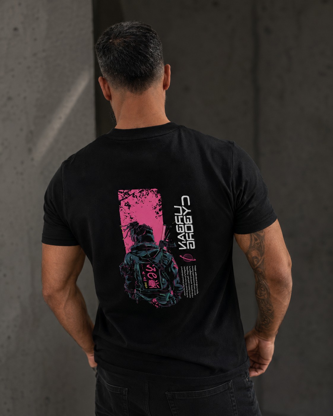 Camiseta negra con diseño DTF "Cyborg Urban" en la espalda