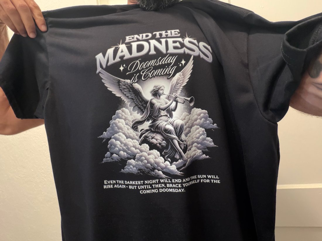 Camiseta negra con diseño DTF "End the Madness" a gran formato