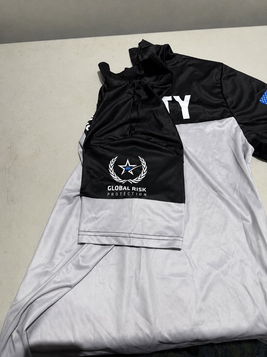 Detalle del logo Global Risk Protection impreso en camisa de uniforme